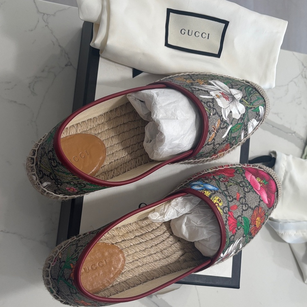 Gucci Floral Canvas Espadrilles with Red Trim - Picture 3 of 4